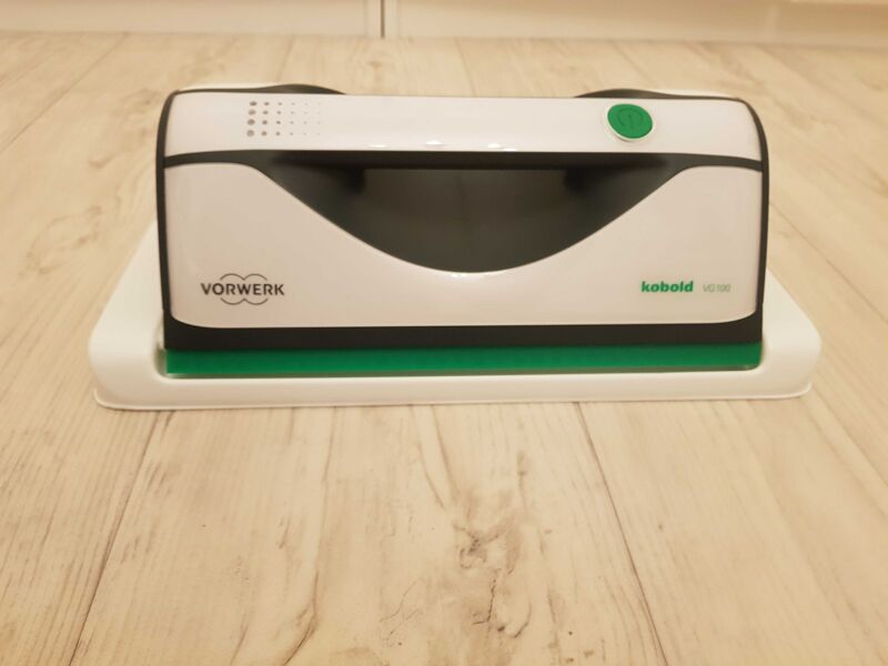 Der Vorwerk VG100 steht auf seiner Unterstellplatte.